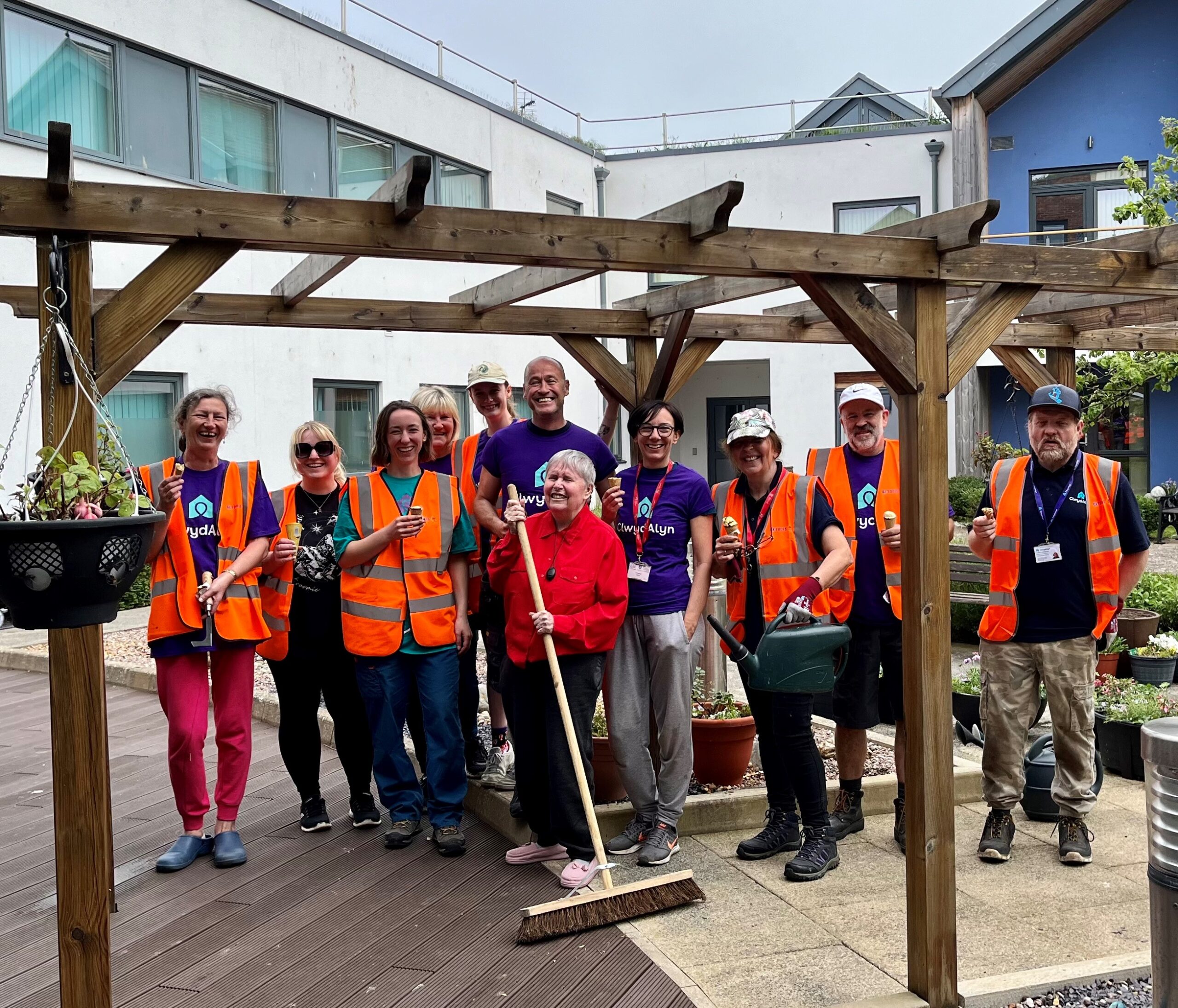 Independent living development in Llandudno gets 10th anniversary-ready thanks to ClwydAlyn&#8217;s volunteers